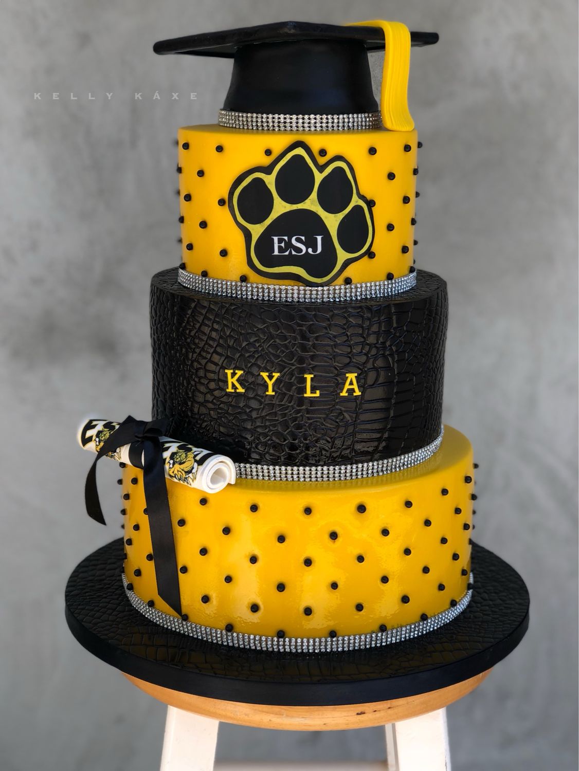 3 TIERED GRADUATION CAKE TEXT FOR INFO