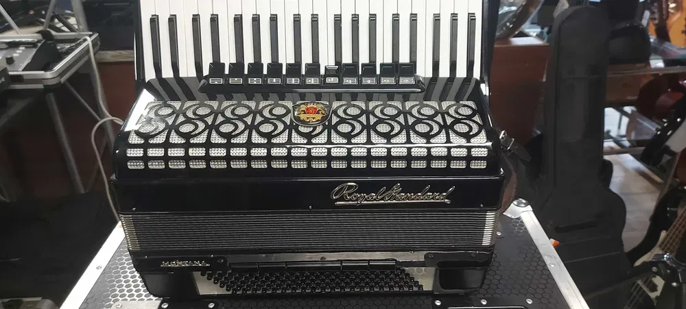 Royal Strandard Montana (Weltmeister) akordeon 120bass 4 chóry