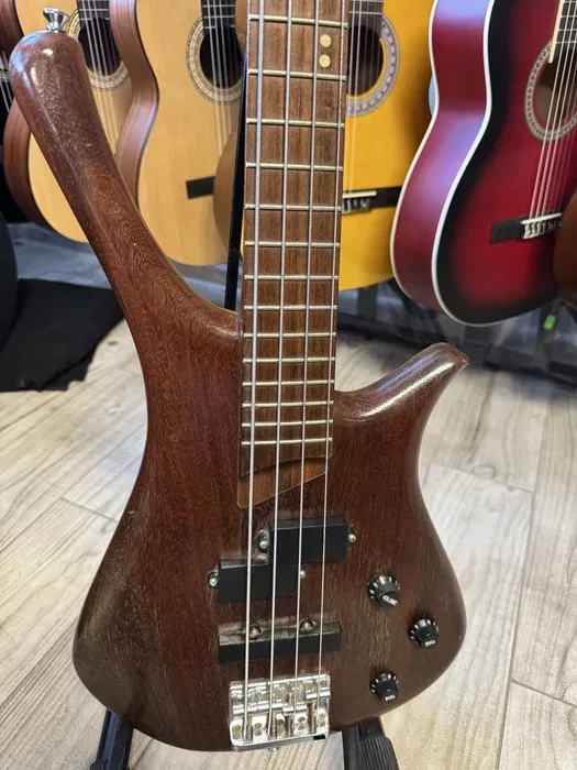 Gitara basowa Pectra Langowski