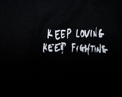 Words on the the front of the T-shirt 'Keep loving, Keep fighting'
