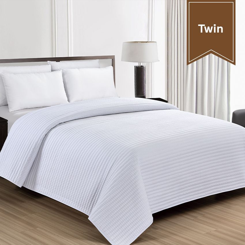 Luxury Lightweight Quilt - Twin - 66 x 90 - Case of 12