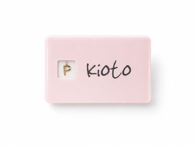 Blister Ciondolo Lettera P in Oro 9 KT con Diamante 0,005 CT G SI - Kioto Gioielli