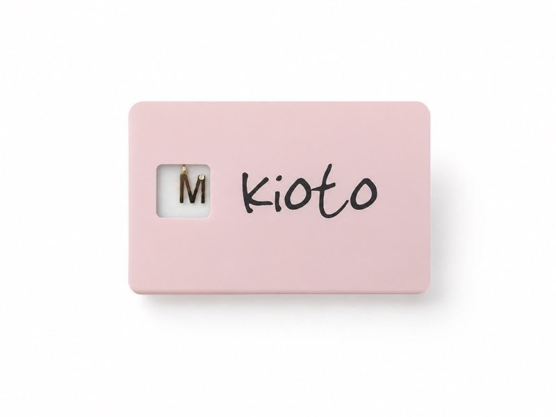 Blister Ciondolo Lettera M in Oro 9 KT con Diamante 0,005 CT G SI - Kioto Gioielli