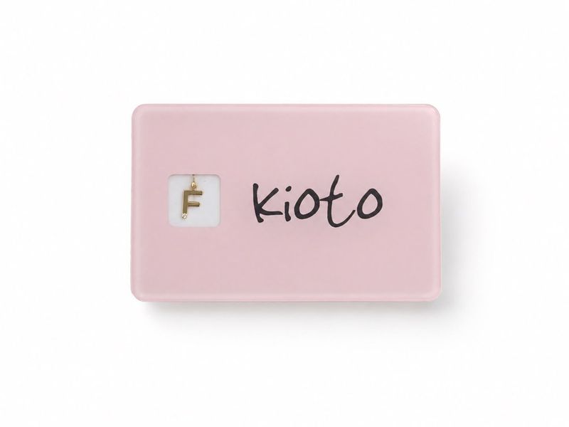 Blister Ciondolo Lettera F in Oro 9 KT con Diamante 0,005 CT G SI - Kioto Gioielli