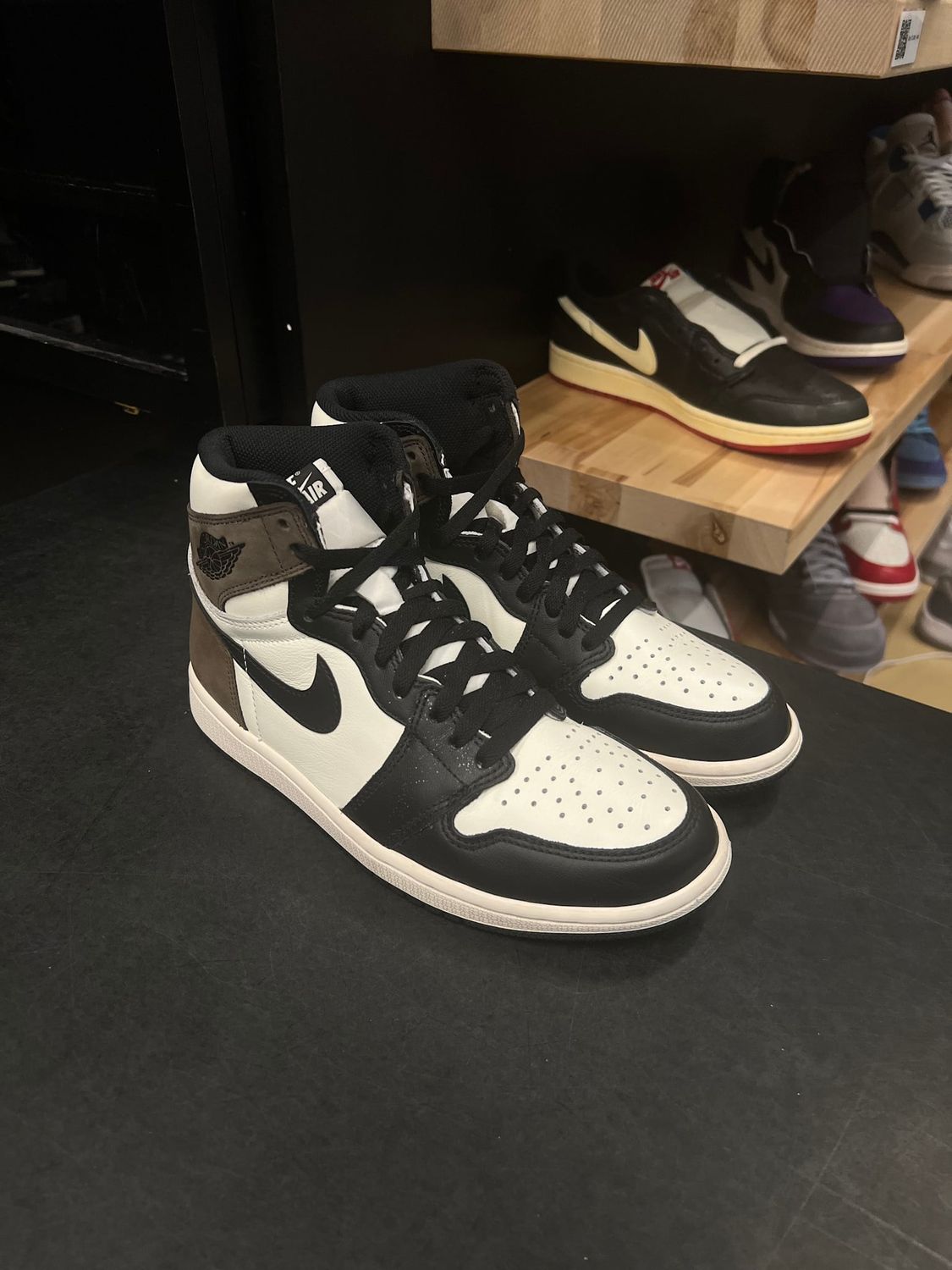 Jordan 1 Retro High Dark Mocha Size 8.5, PREOWNED