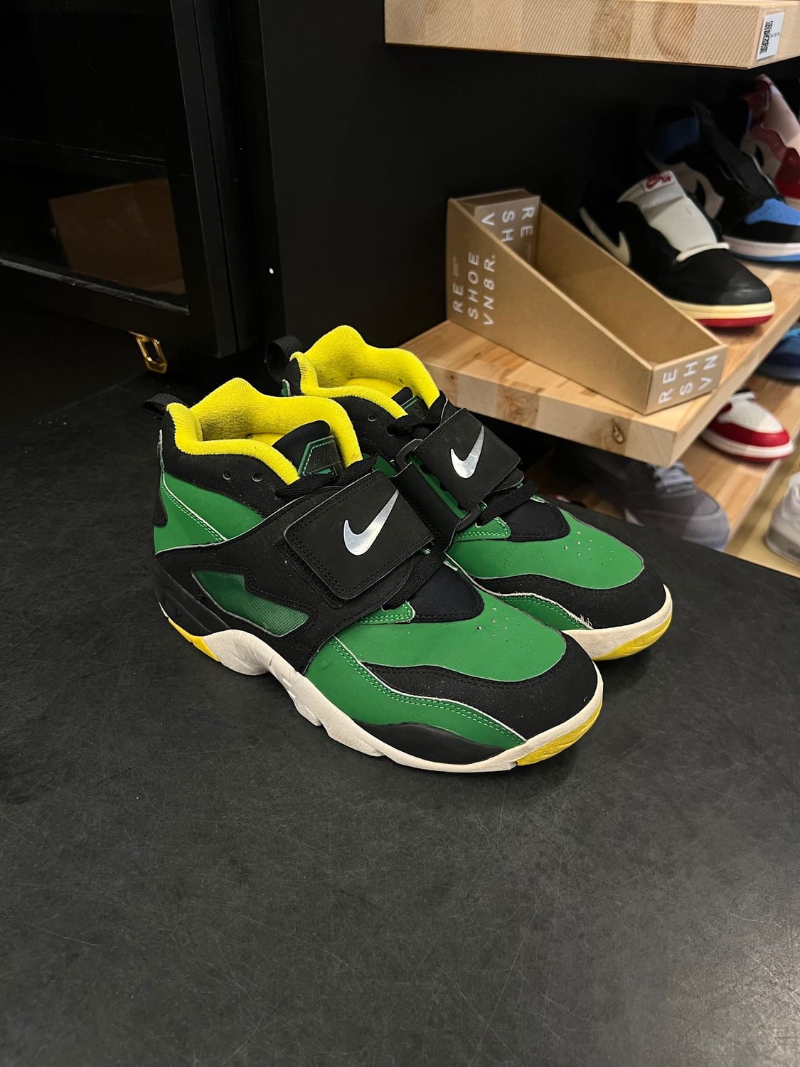Nike Air Diamond Turf Oregon Ducks (309434-302) Size 8, PREOWNED
