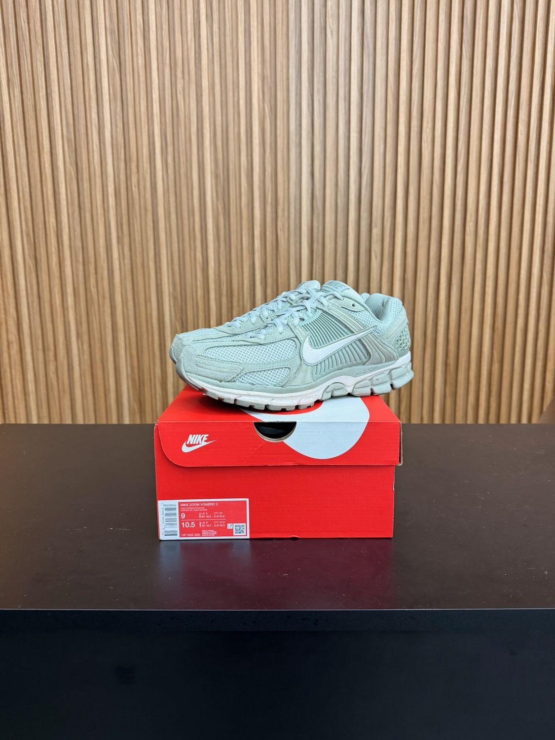 Nike Zoom Vomero 5 Jade Horizon Size 9, PREOWNED