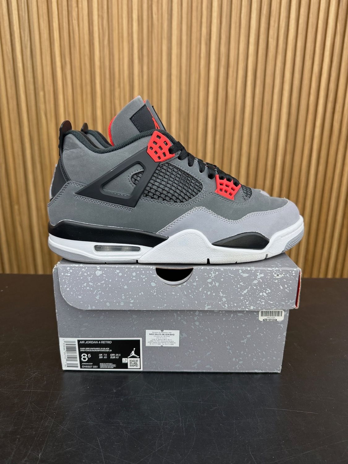 Jordan 4 Retro Infrared Size 8.5, PREOWNED*