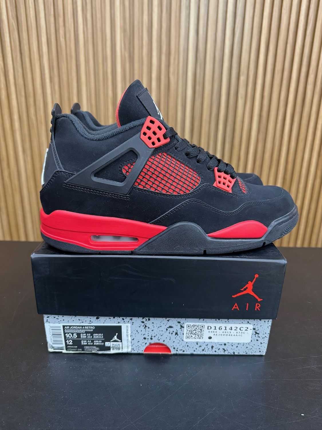 Jordan 4 Retro Red Thunder Size 10.5, PREOWNED*