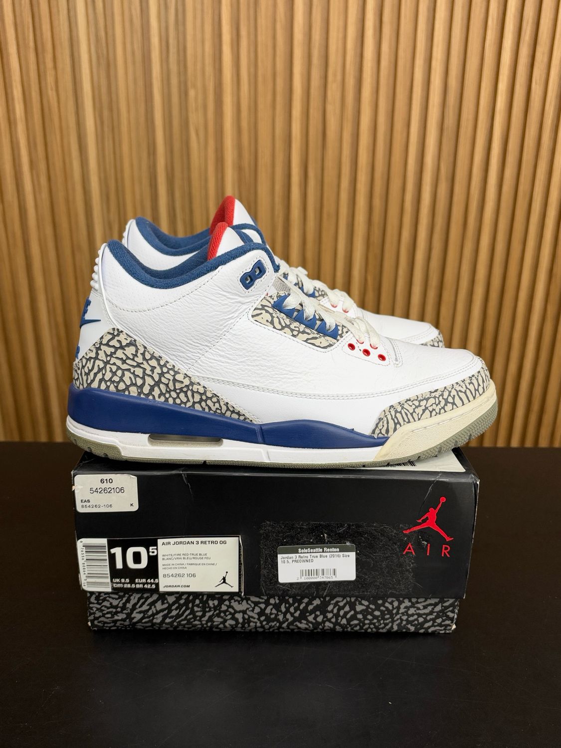 Jordan 3 Retro True Blue Size 10.5, PREOWNED DAMAGED BOX*
