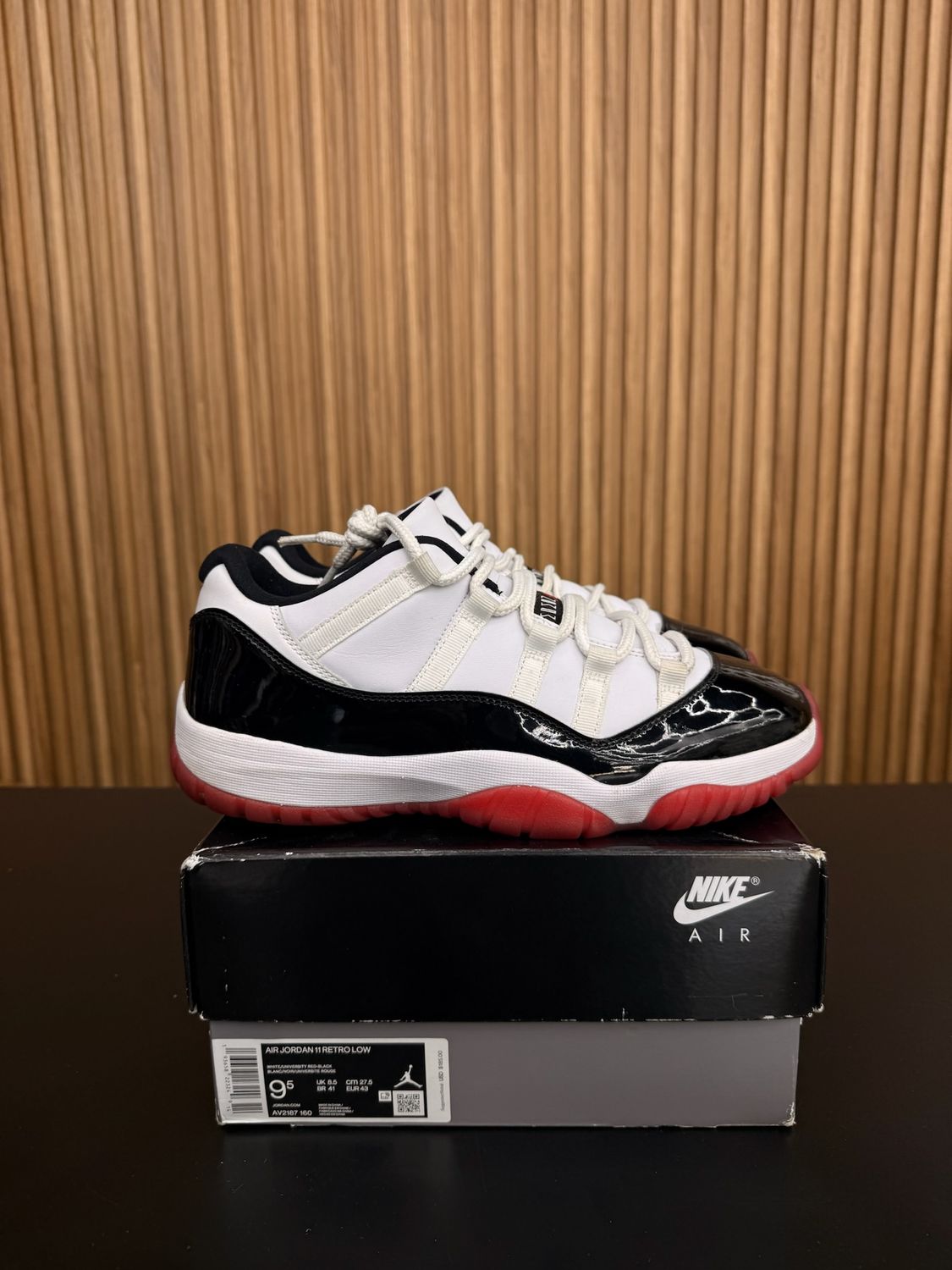 Jordan 11 Retro Low Concord Bred Size 9.5, PREOWNED