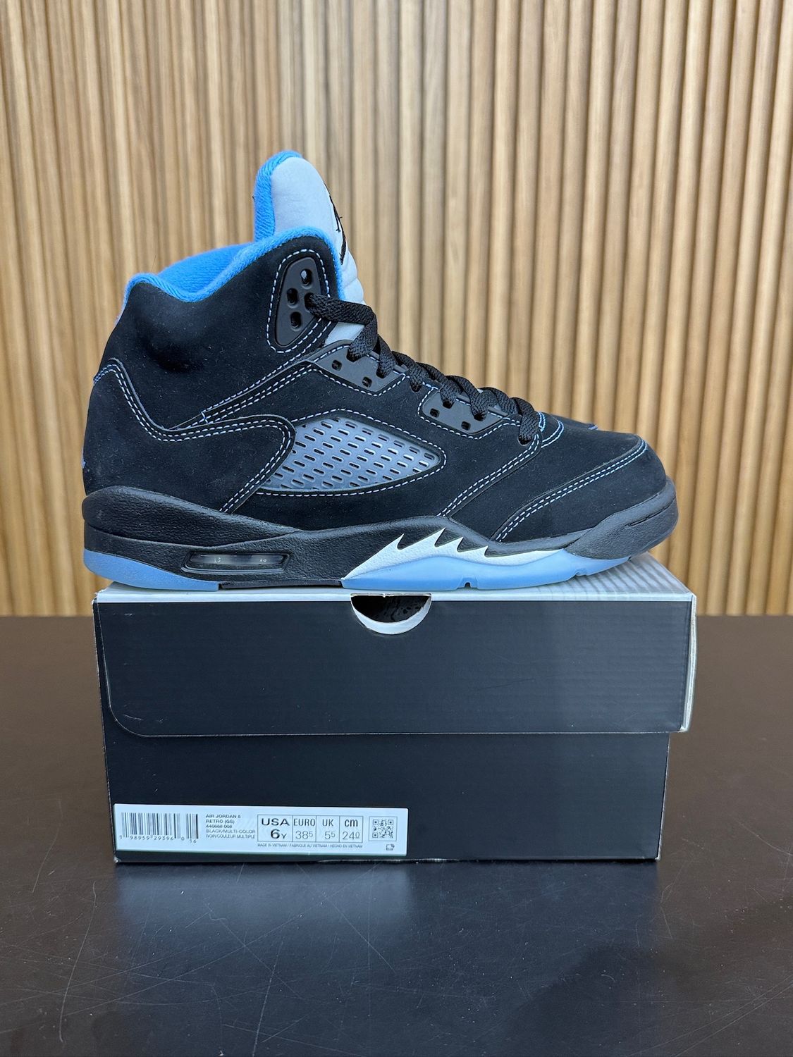Jordan 5 Retro Black University Blue (2026) (GS) Size 6, PREOWNED