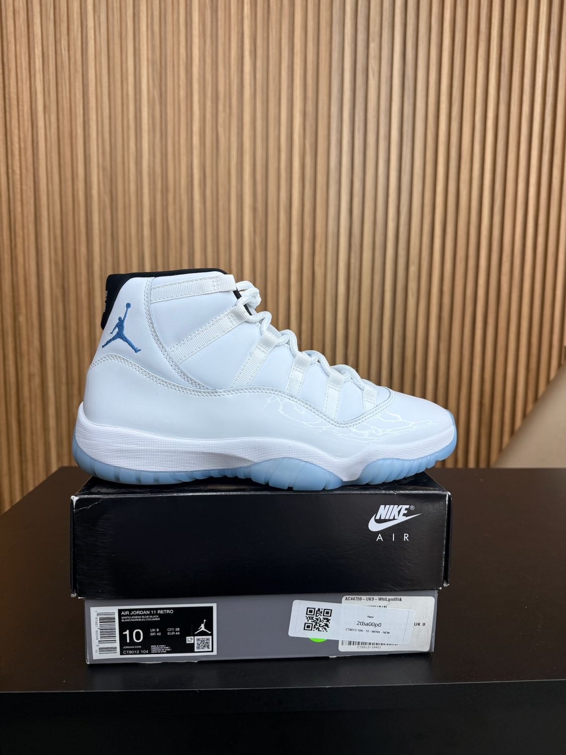 Jordan 11 Retro Legend Blue (2024) Size 10, PREOWNED*