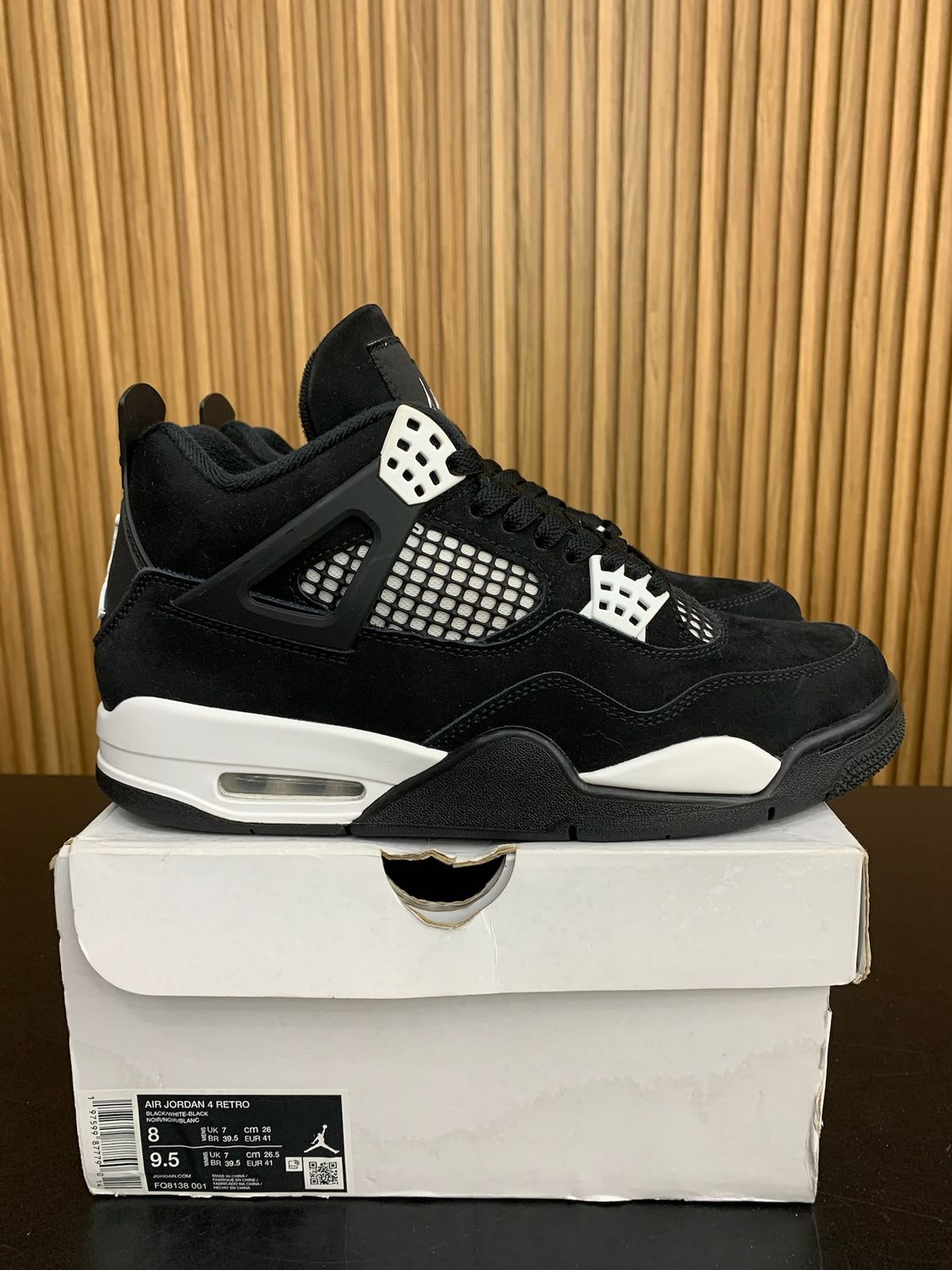 Jordan 4 Retro White Thunder Size 8, PREOWNED