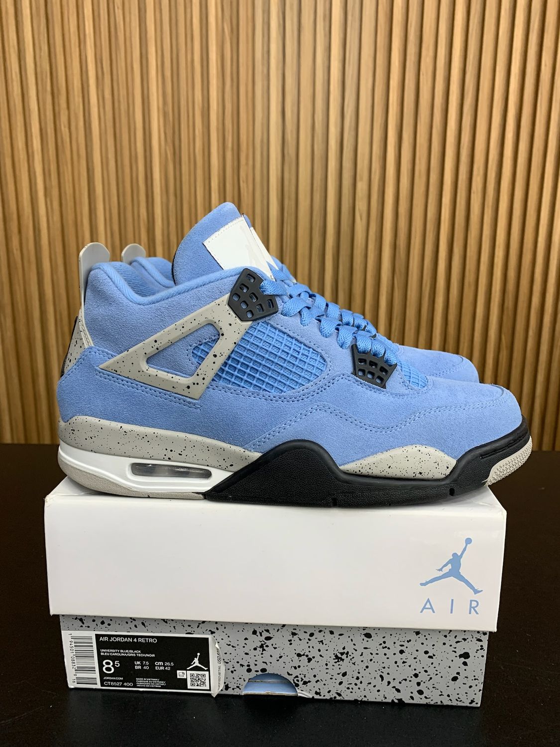 Jordan 4 Retro University Blue Size 8.5, PREOWNED