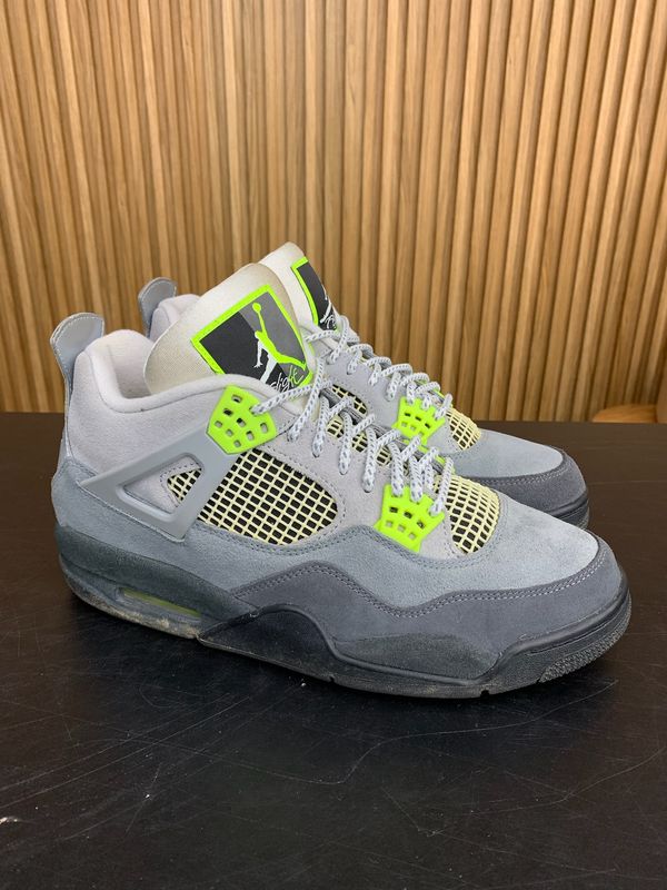 Jordan 4 Retro SE 95 Neon Size 10, PREOWNED NO BOX*