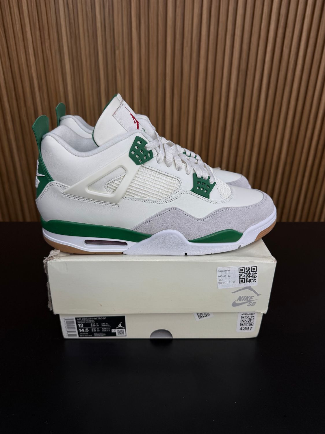 Jordan 4 Retro SB Pine Green Size 13, DS BRAND NEW DAMAGED BOX*