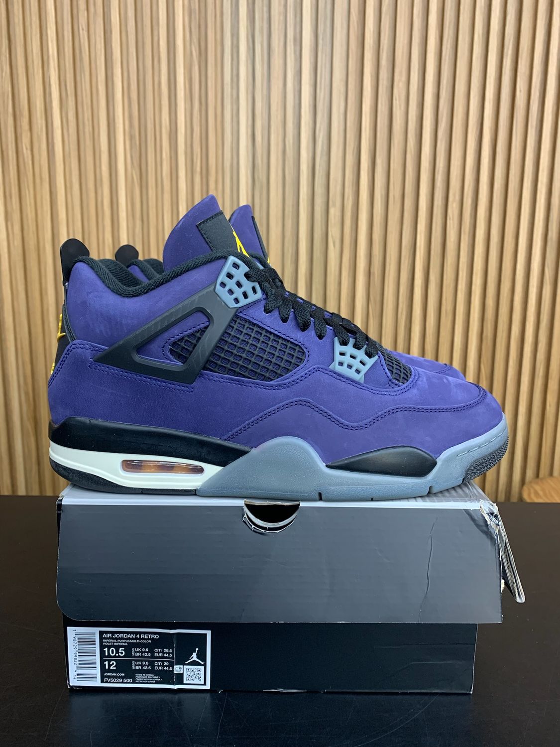 Jordan 4 Retro Lakers Size 10.5, PREOWNED DAMGE BOX