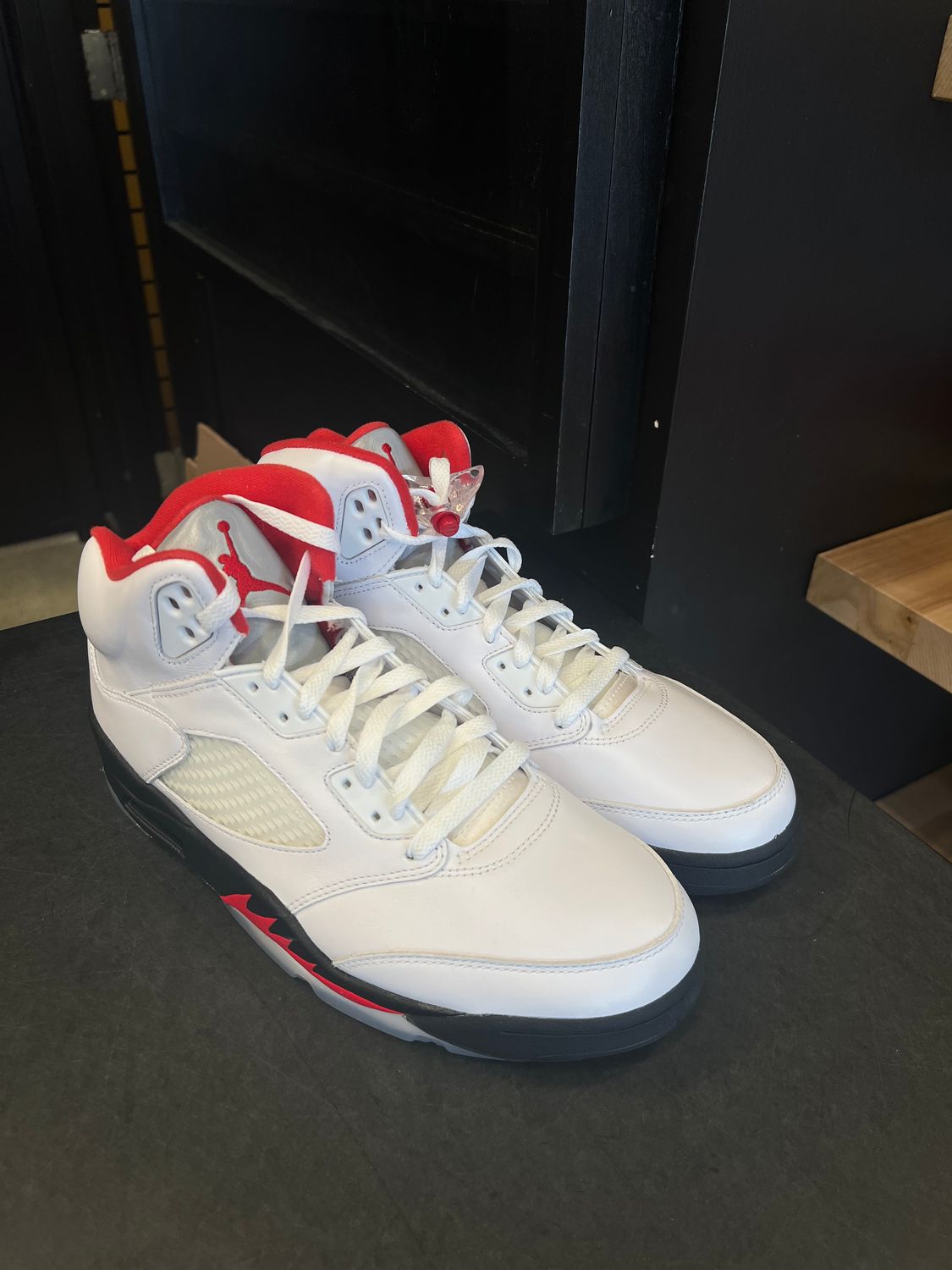 Jordan 5 Retro Fire Red Silver Tongue (2020) Size 9.5, DS BRAND NEW NO BOX*