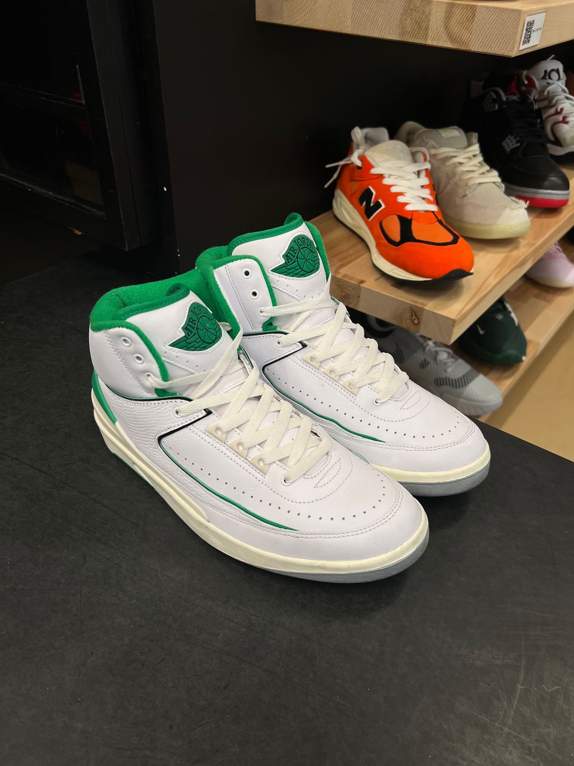 Jordan 2 Retro Lucky Green Size 9.5, PREOWNED
