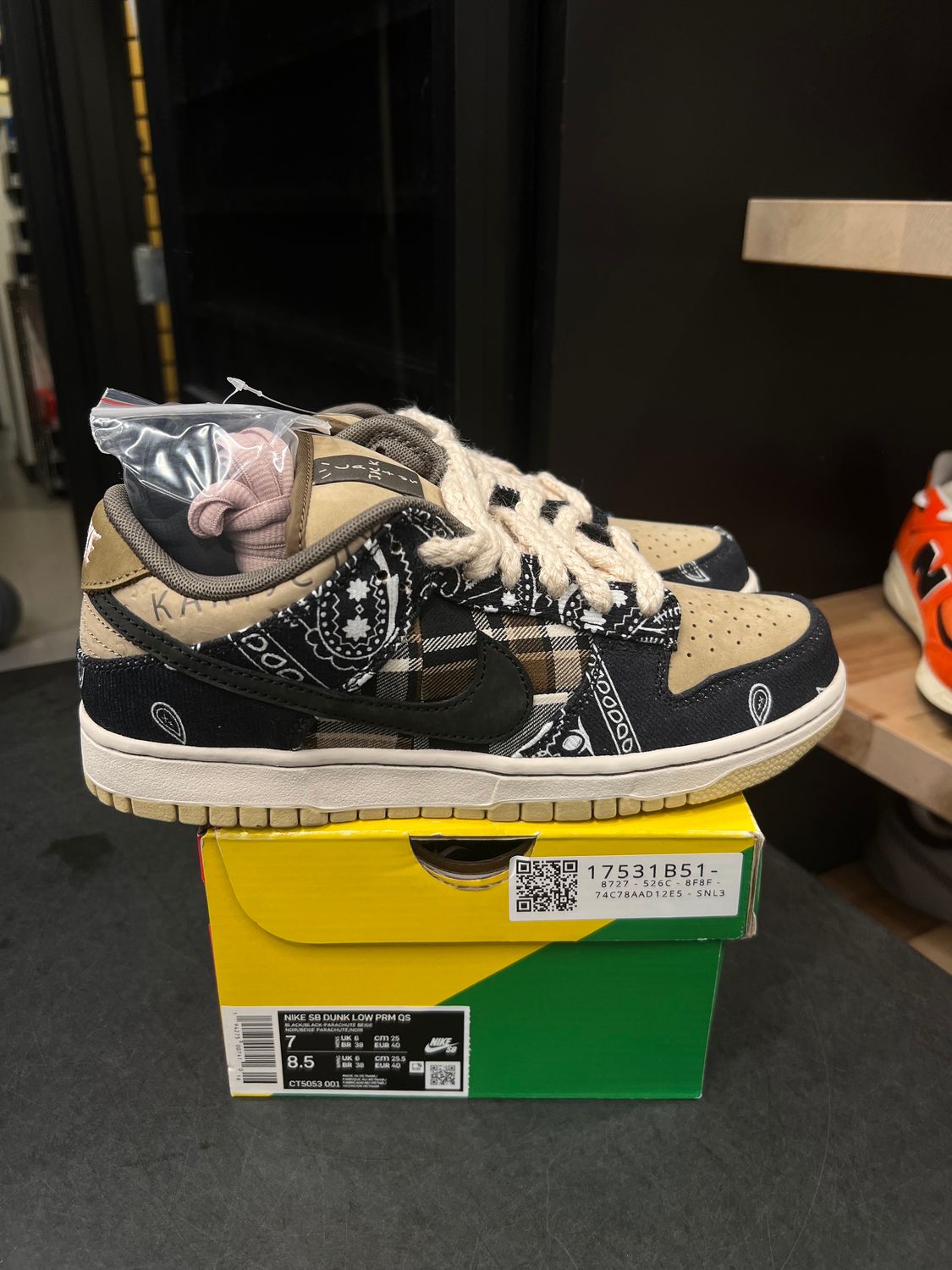 Nike SB Dunk Low Travis Scott Size 7, DS BRAND NEW DAMAGED BOX*