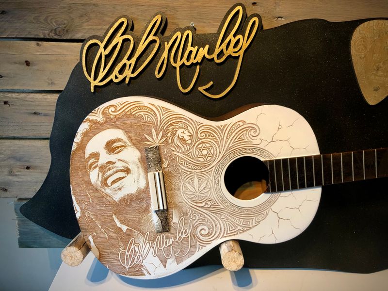Bob Marley "One Love" – Lasergravert Unika Kunstgitar