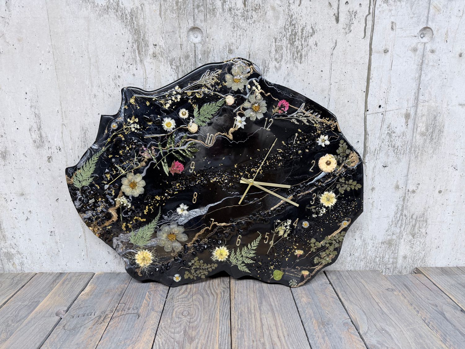 Flora – Eksklusiv Asymmetrisk Kunstklokke i Epoxy