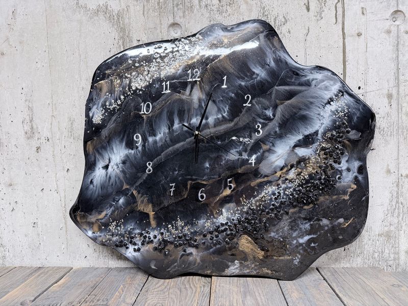 Cosmos – Eksklusiv Asymmetrisk Kunstklokke i Epoxy