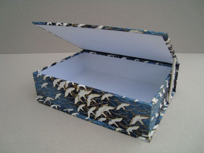MAKE A HINGED LID BOX with Tess Warburton MAKE A HINGED LID BOX with Tess Warburton