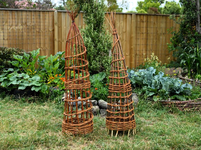 WILLOW OBELISK AND BIRD FEEDER WEAVING WORKSHOP with Tamar Guse WILLOW OBELISK AND BIRD FEEDER WEAVING WORKSHOP with Tamar Guse