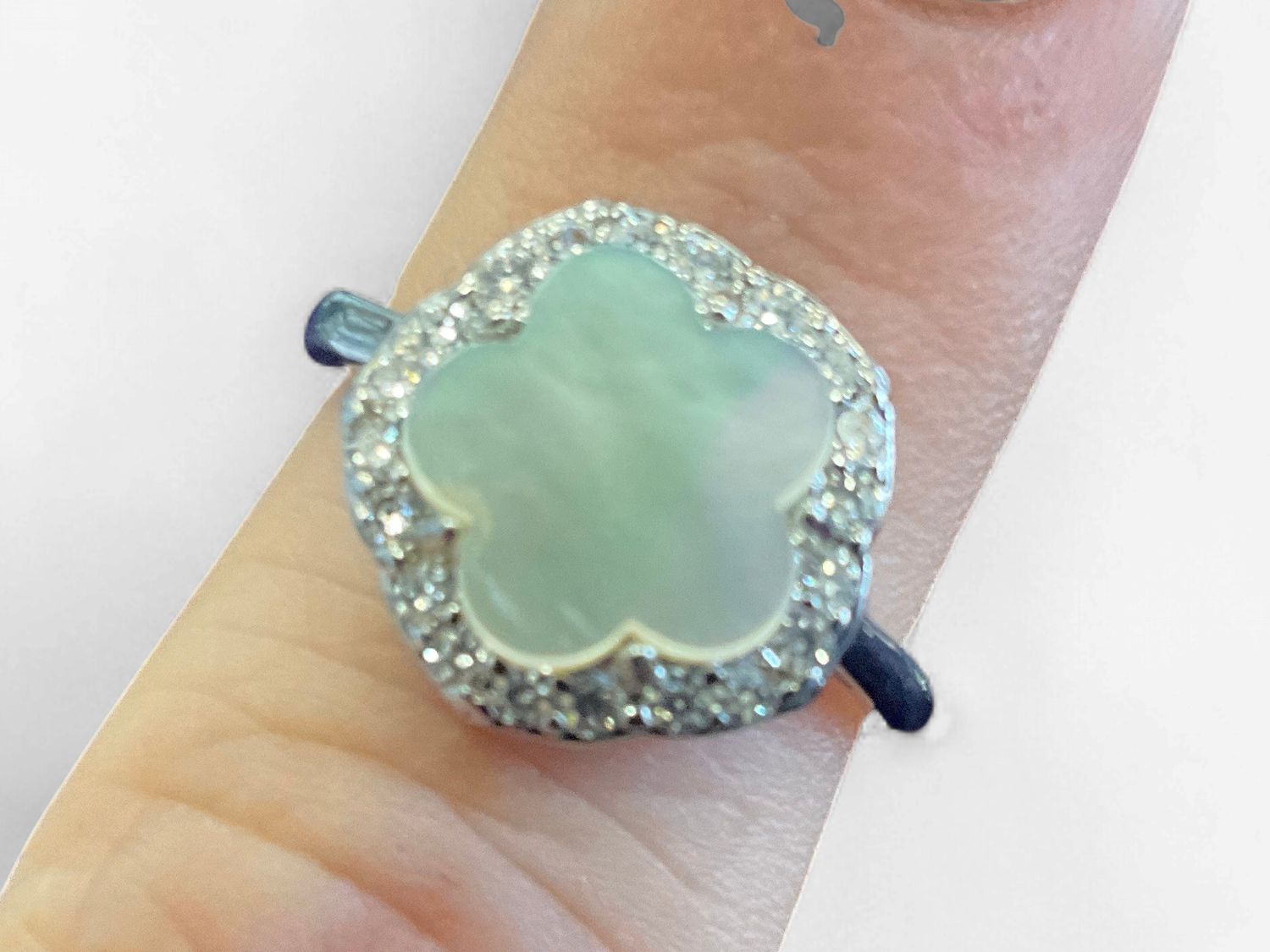 Clover White Shell &amp; Zircon Ring