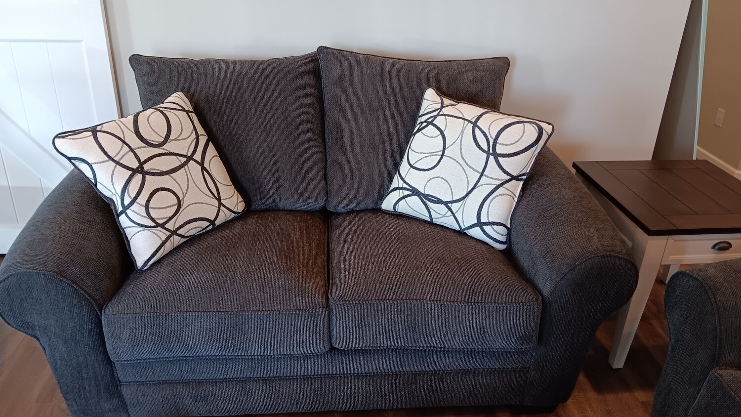 5482 Othello Black Loveseat