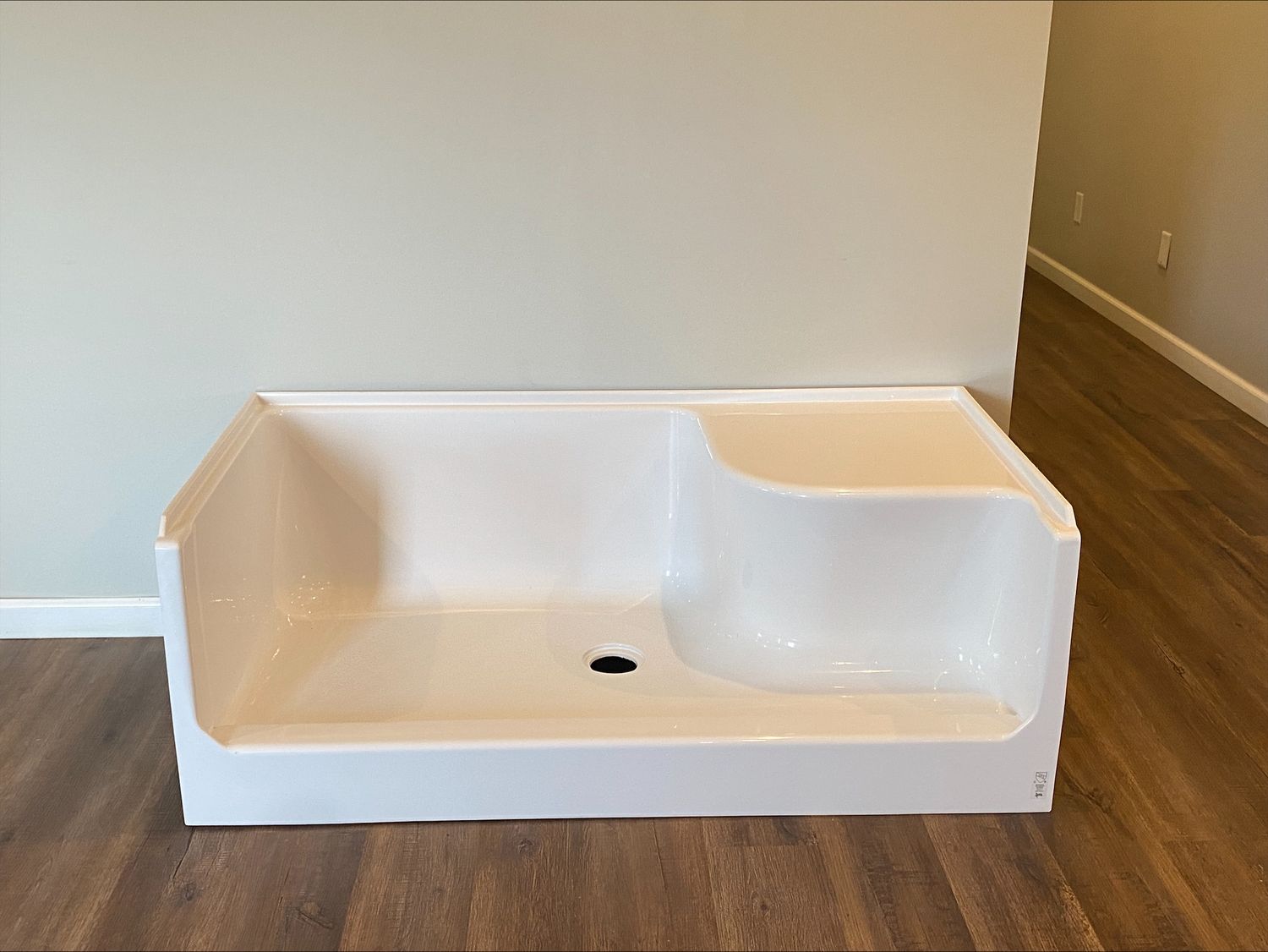 Victory Shower Base w/ RH seat CTR WH 54x27x19