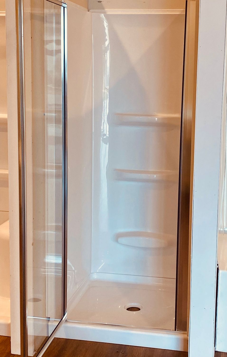32x32 Lyons Shower Surround White