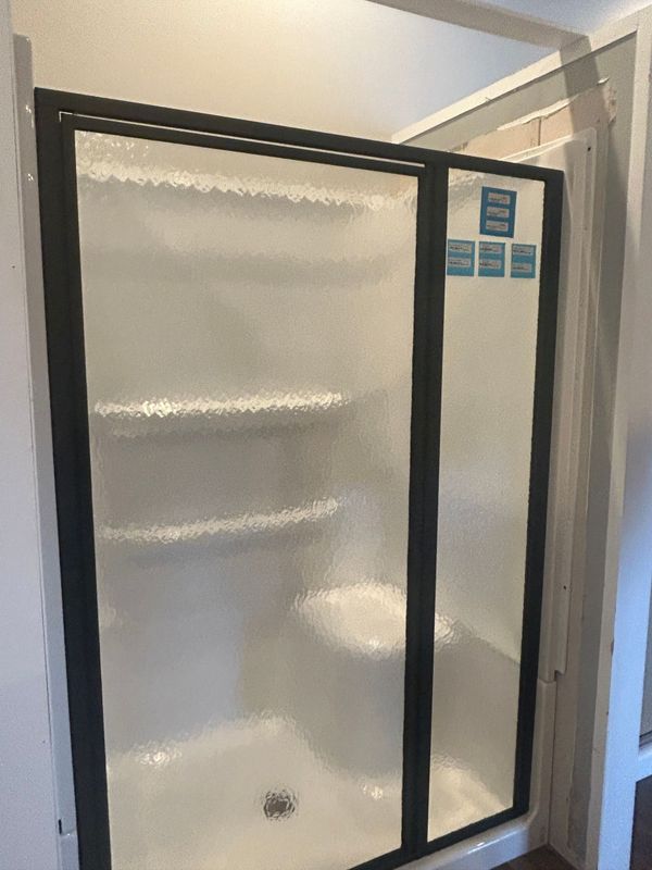 48x34 Lyons Shower Set