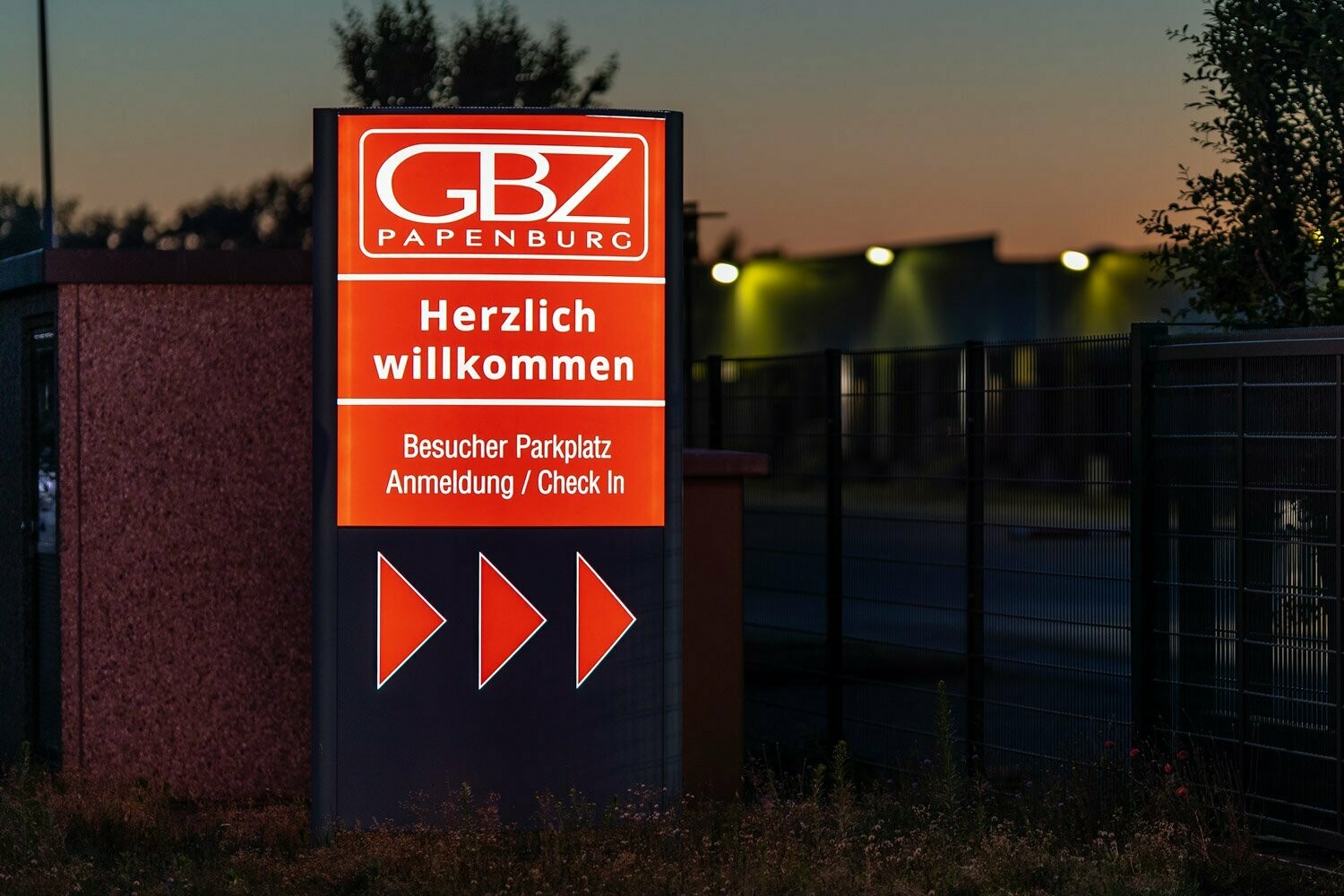 Werbepylon, ovales Design,  LED beleuchtet, H=4000 mm