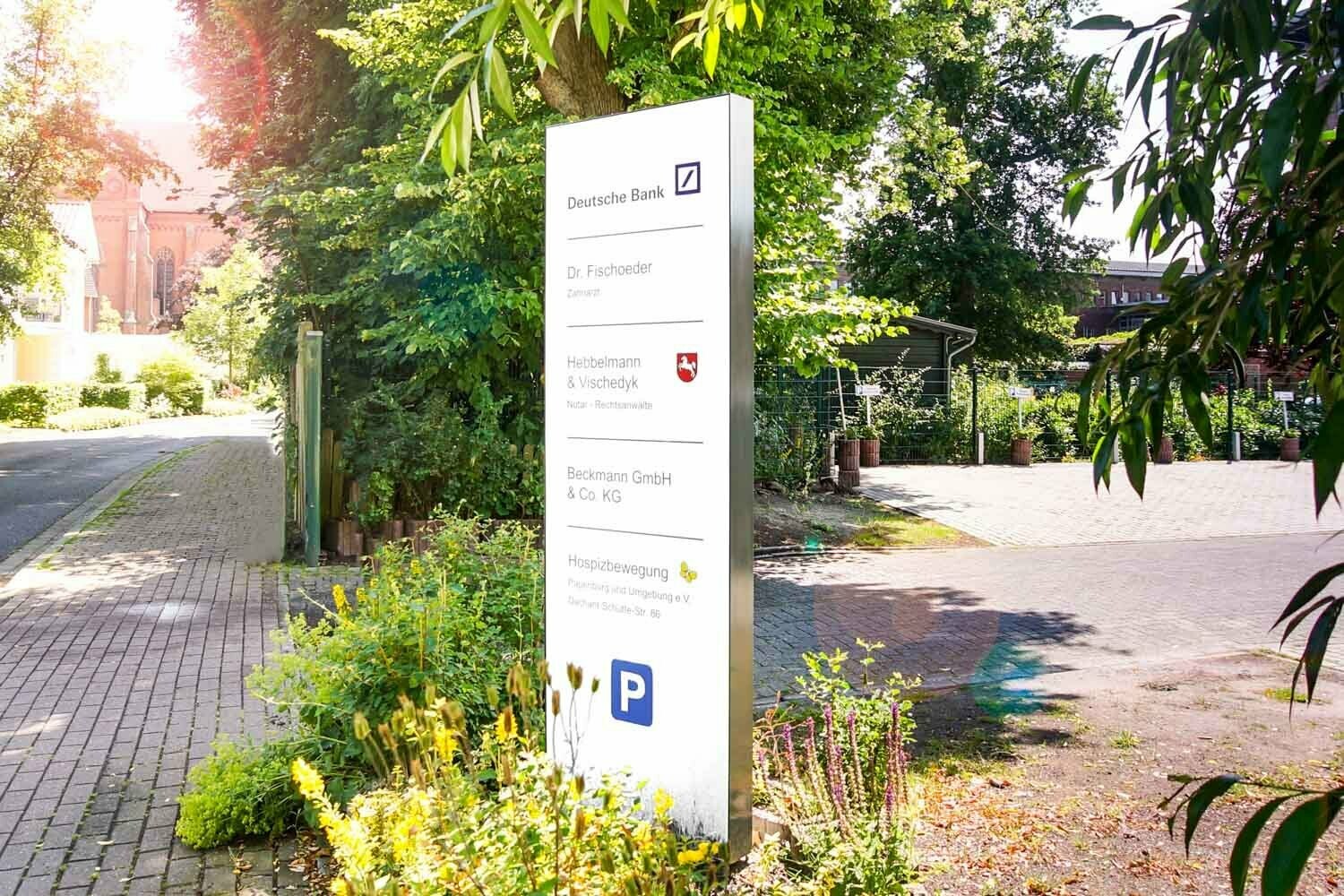 Werbepylon unterteilt von vier Firmen Frontansicht