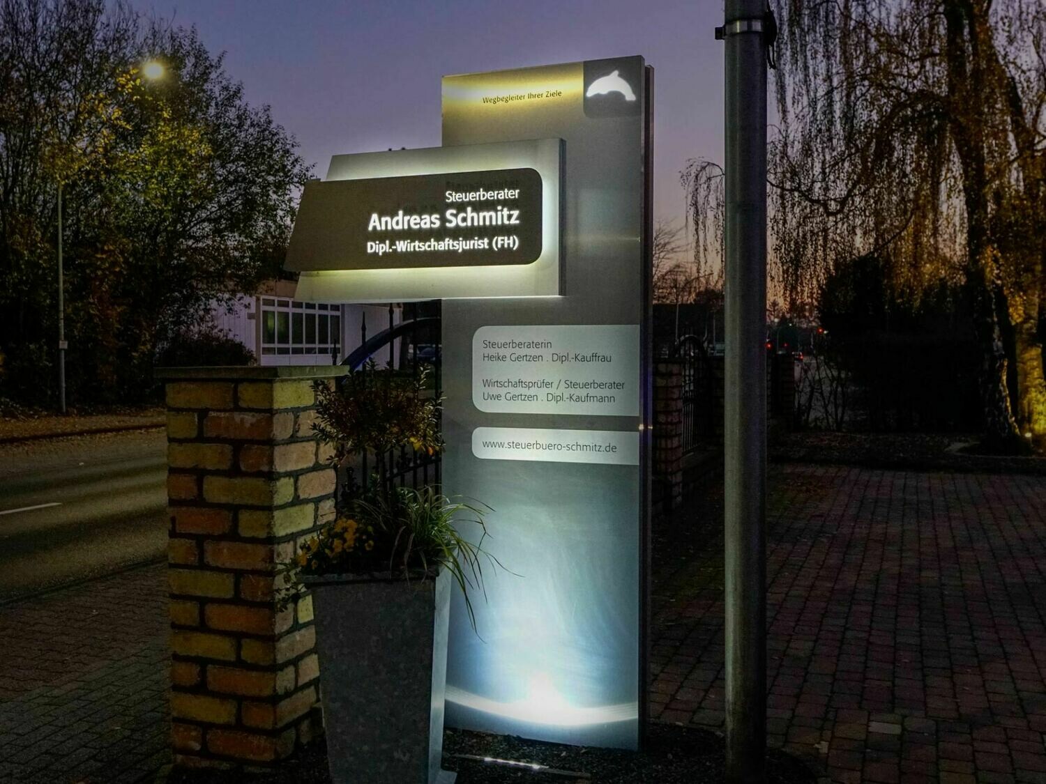 Werbepylon, mit Reliefbuchstaben, Edelstahldekor, LED beleuchtet, H=2700 mm