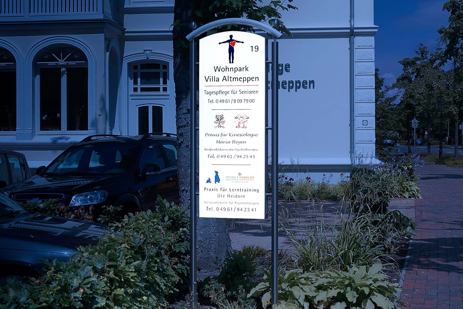 Standschild mit Edelstahlpfosten, Leuchtkasten, H=1800 mm