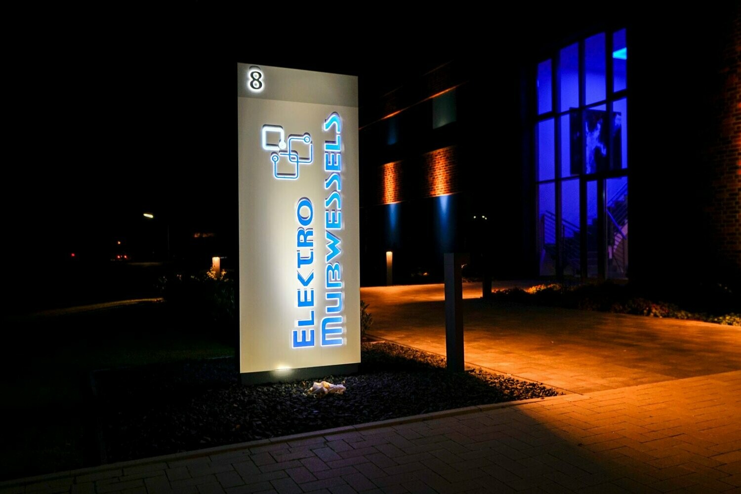Werbepylon, Symtra-Design, Relief-Logo, LED beleuchtet, H=2750 mm