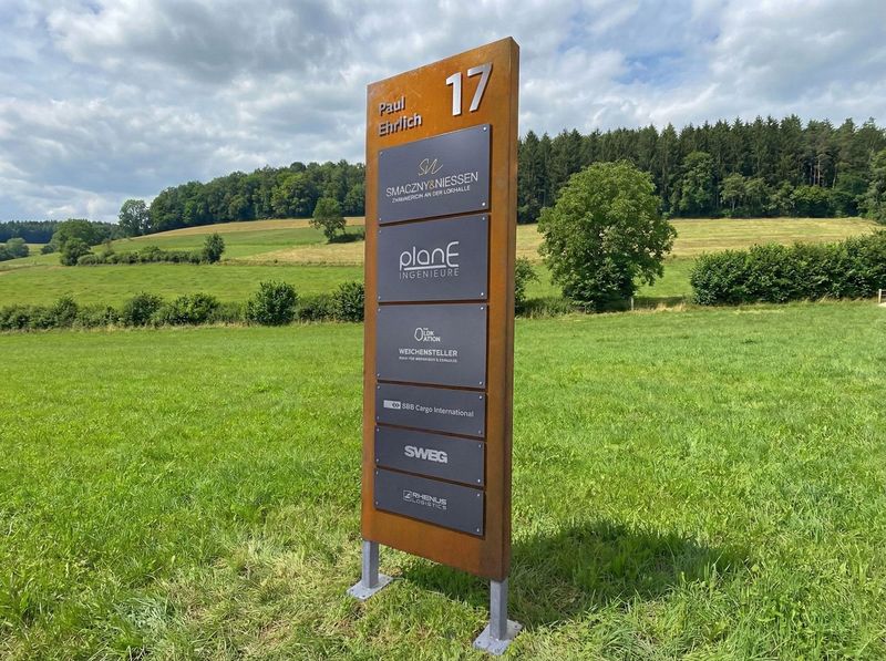 Werbepylon Symtra, Rostoptik, H=2600 mm, 2-seitig Werbepylon Symtra, Rostoptik, H=2600 mm, 2-seitig