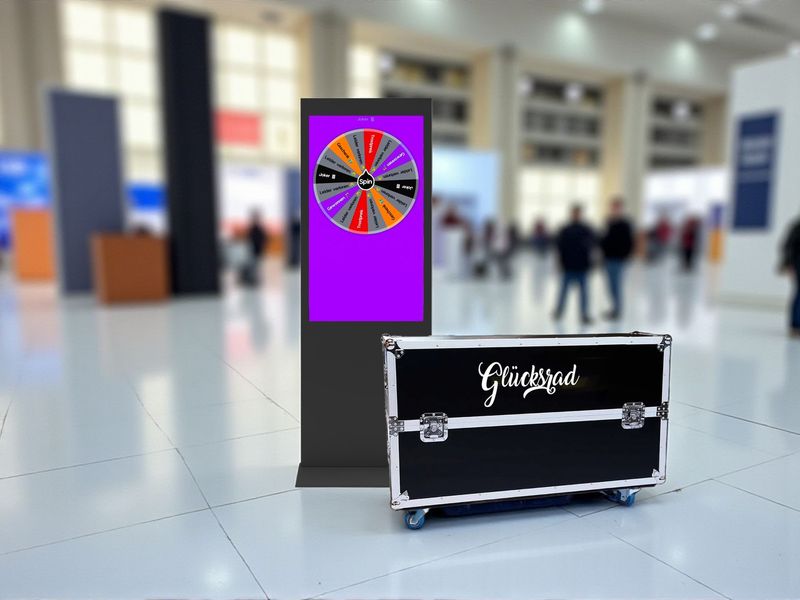 Digital Signage Indoor-Stele 43", "Glücksrad + Flightcase"