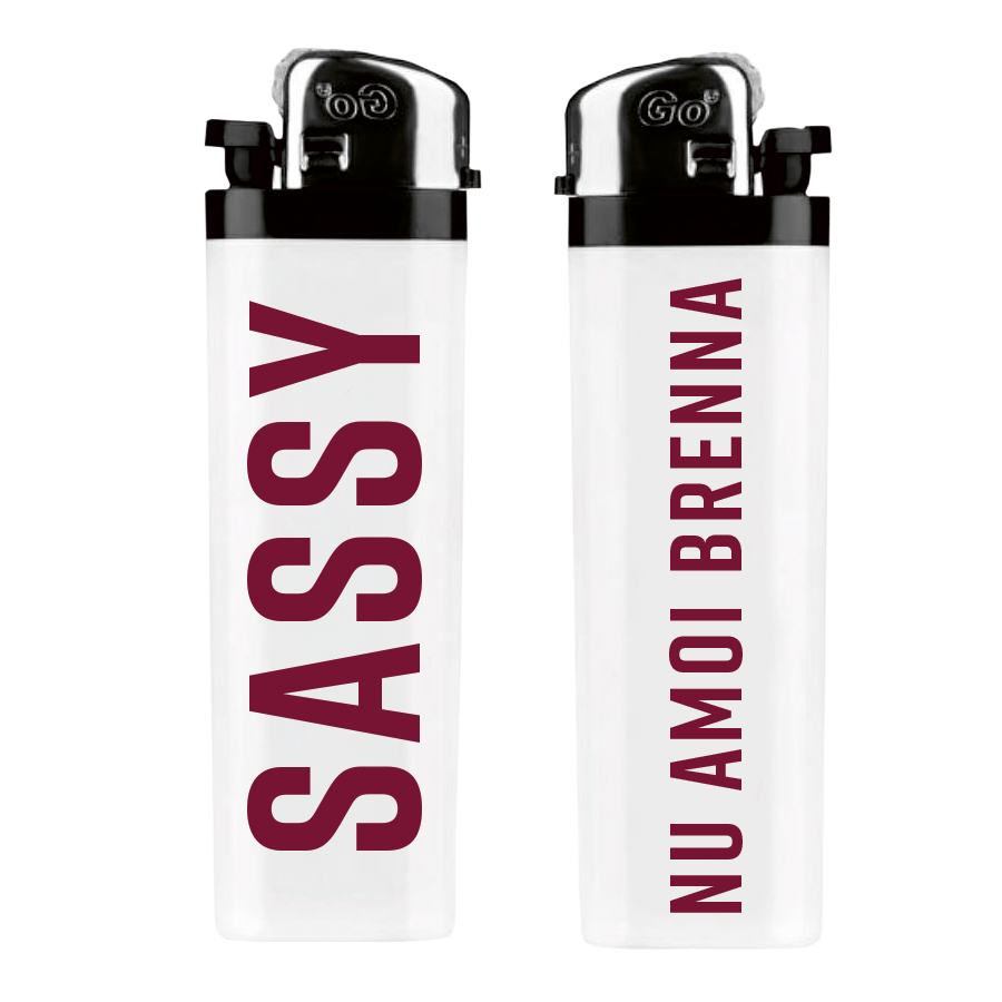 Sassy Feuerzeug &quot;Nu amoi brenna&quot;