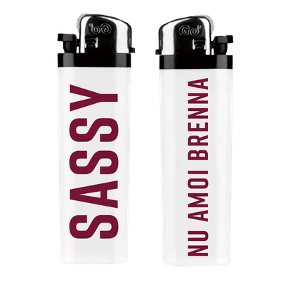 Sassy Feuerzeug &quot;Nu amoi brenna&quot;