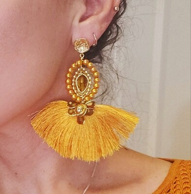 Aretes de seda amarillos