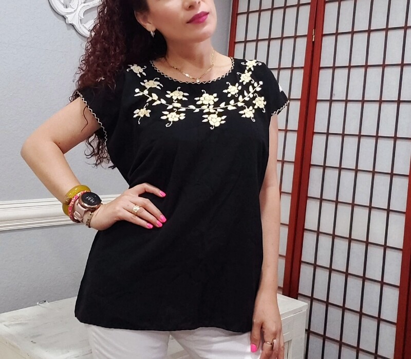 Blusa negra bordado beige