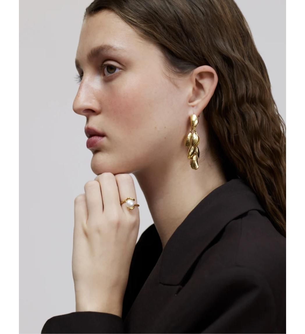 WOUTERS EN HENDRIX - Stud earrings with dangling mussels (Gold-plated)