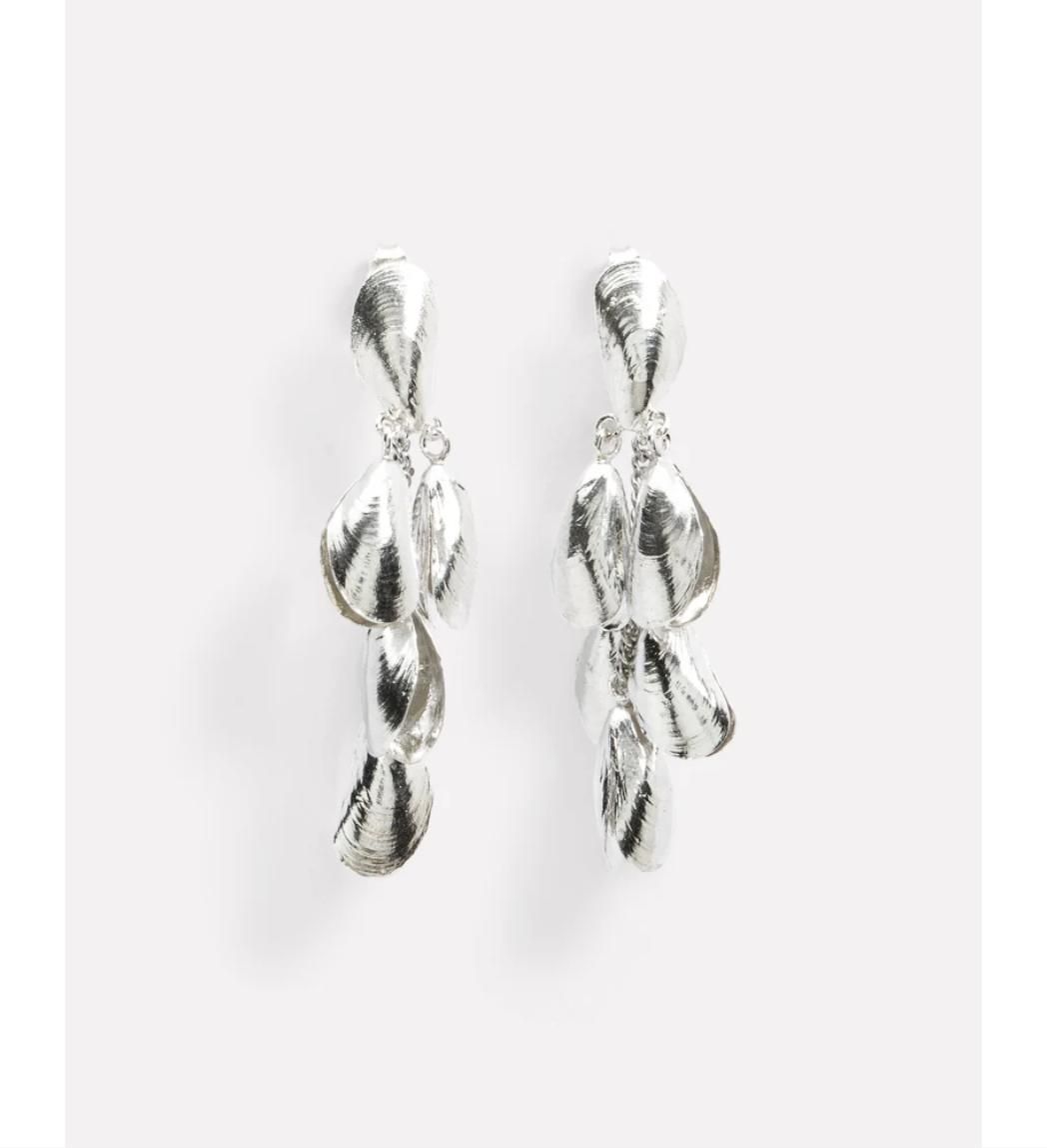 WOUTERS EN HENDRIX - Stud earrings with dangling mussels (Sterling silver)
