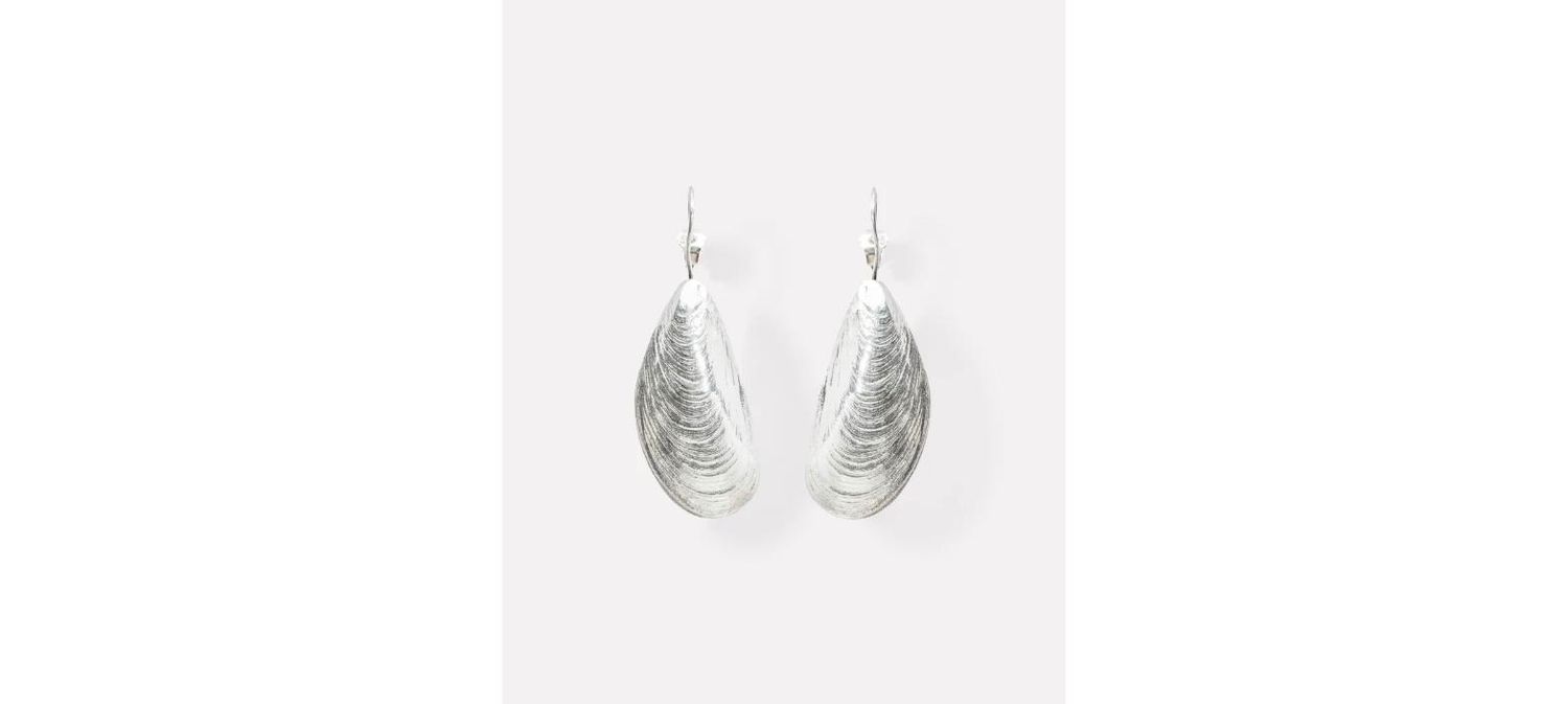 WOUTERS EN HENDRIX - Hook earrings with cotton pearl drop and mussel