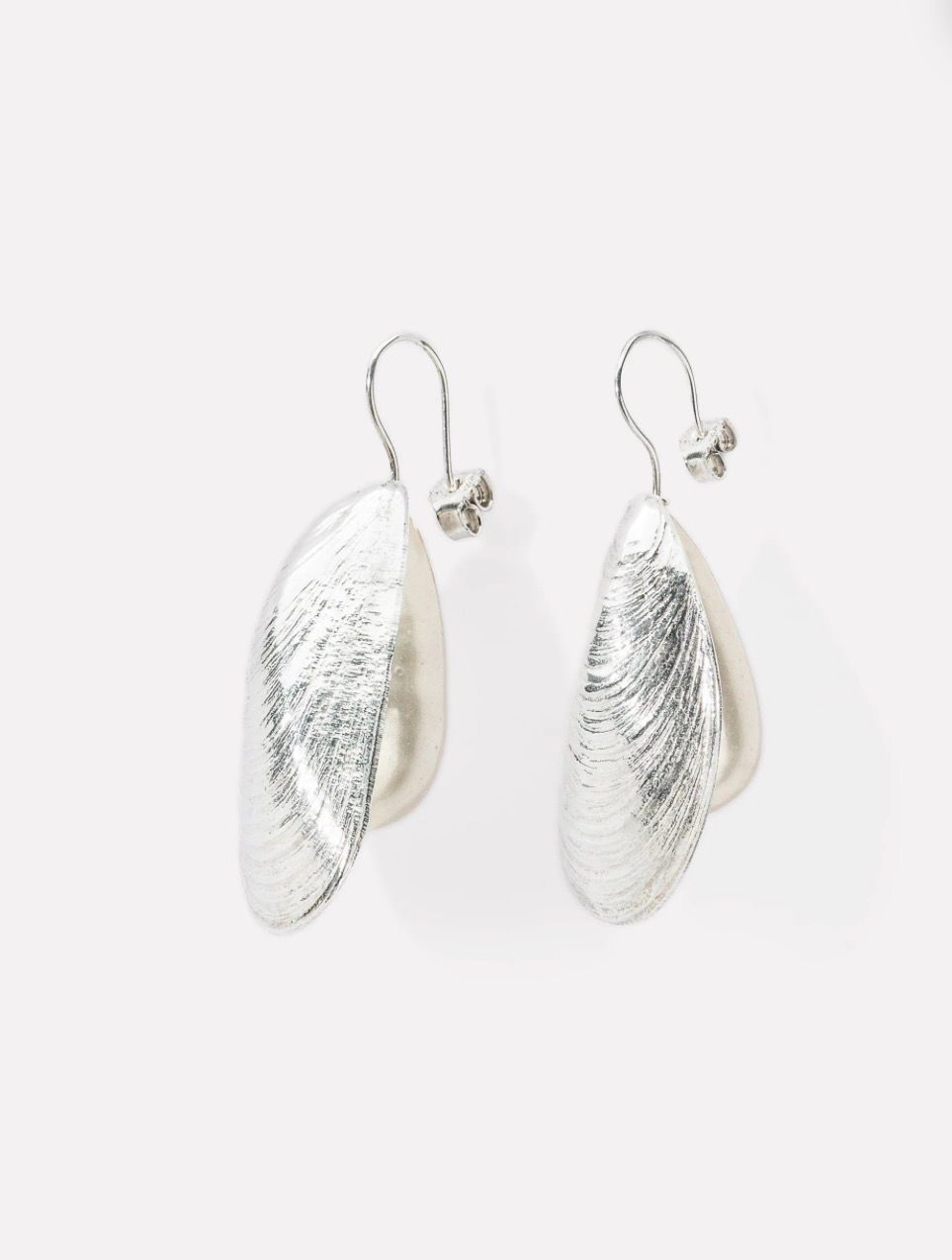 WOUTERS EN HENDRIX - Hook earrings with cotton pearl drop and mussel